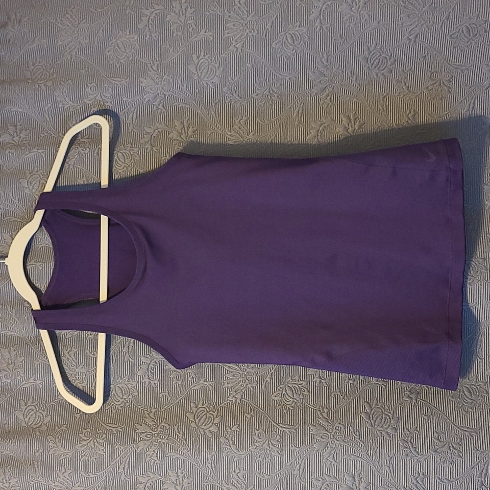 🌸Nike Dri-Fit Slim Fit Racerback Workout Tank Top with built in bra, Small